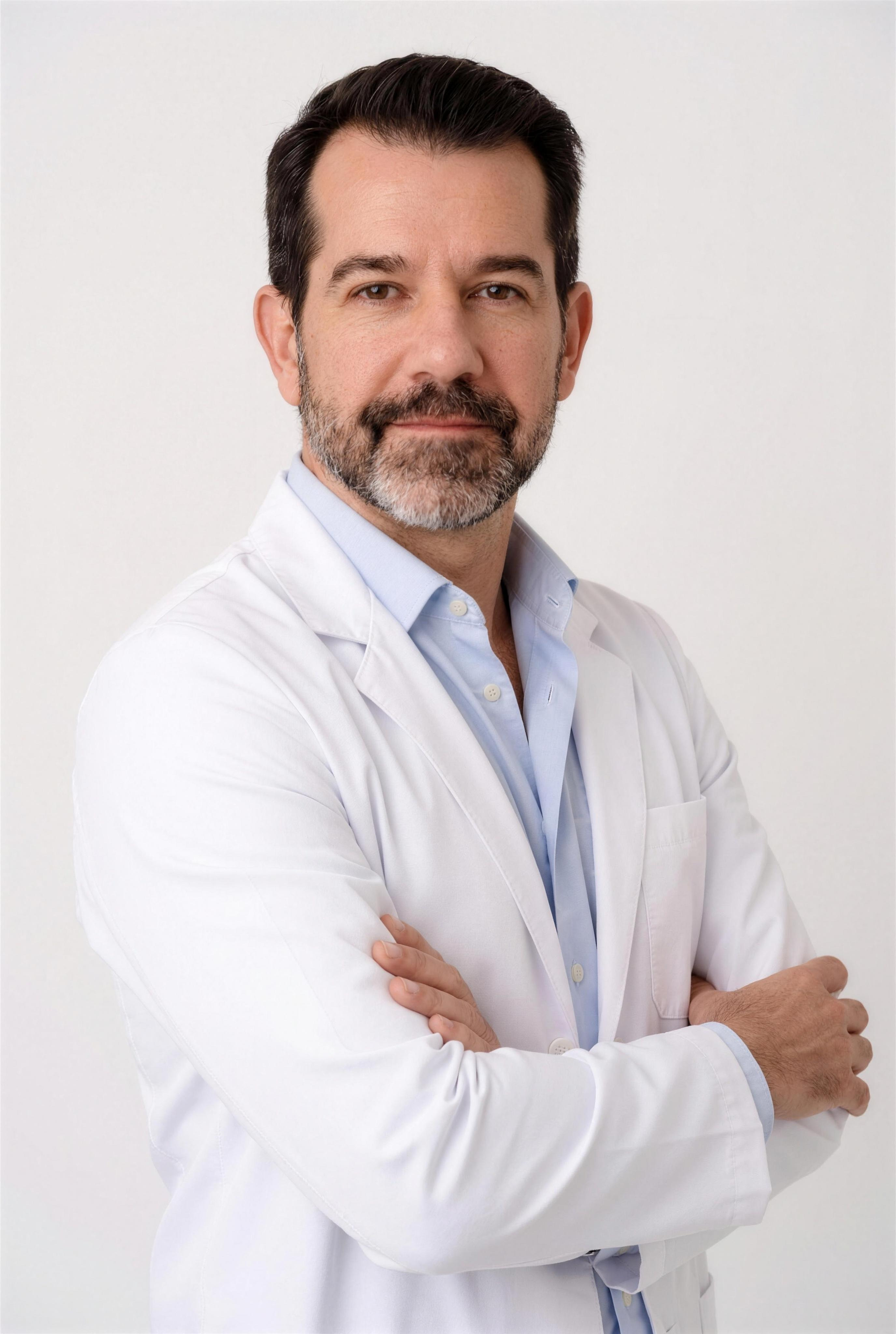Dr. Jorge Brunet de jaleco