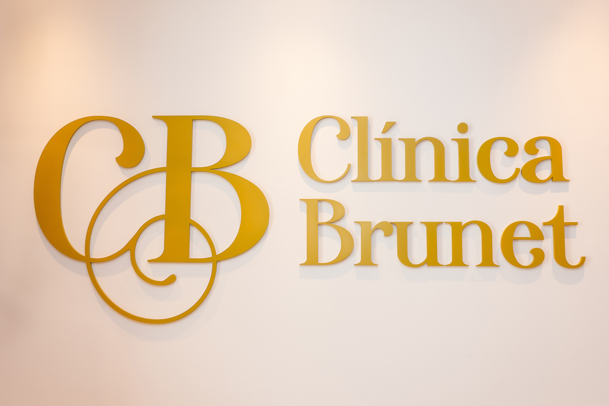 Letreiro dourado da Clínica Brunet